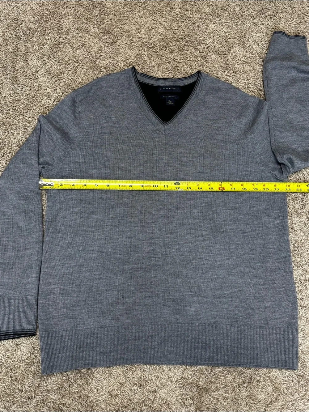Banana Republic Men's Large Heather Gray V-Neck Sweater 100% merino wool casual